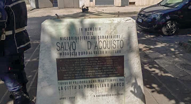 Salvo D'Acquisto, ritrovata la statua rubata a Pomigliano: denunciati due giovani, uno è minorenne