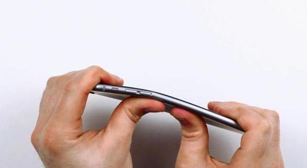 «L'iPhone 6 Plus si piega se tenuto nella tasca dei pantaloni»: è allarme sul web