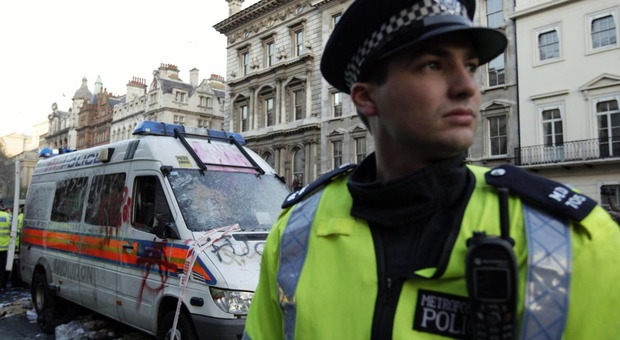 Londra violenta, altri tre giovani accoltellati a morte: caccia ai due assassini