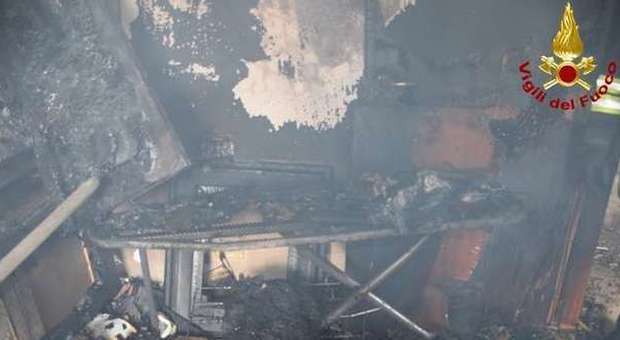 Appartamento in fiamme: evacuate le cinque famiglie di un palazzo