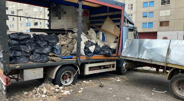 Degrado a Napoli, camion zeppo di rifiuti abbandonato davanti all'Ospedale del Mare
