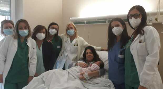 Matilde, in braccio alla mamma Elisa, con il personale del reparto di Ostetricia e Ginecologia del Murri: è lei l’ultima nata del 2020