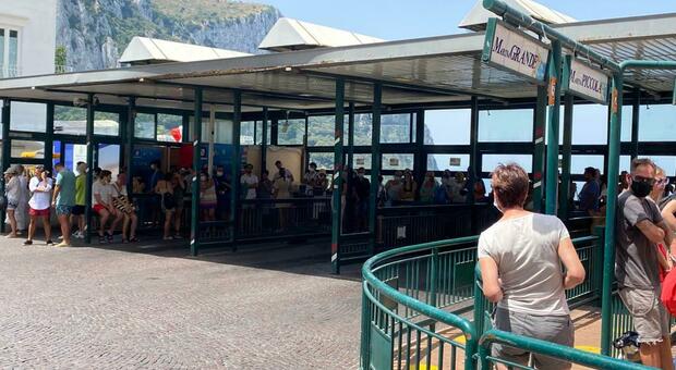 Capri, l'ira di Federalberghi: «Autobus sporchi e vecchi figuraccia internazionale»