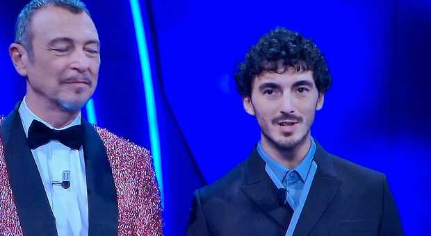 Pecco Bagnaia a Sanremo: il campione del motomondiale presenta Ghali che canta Cutugno