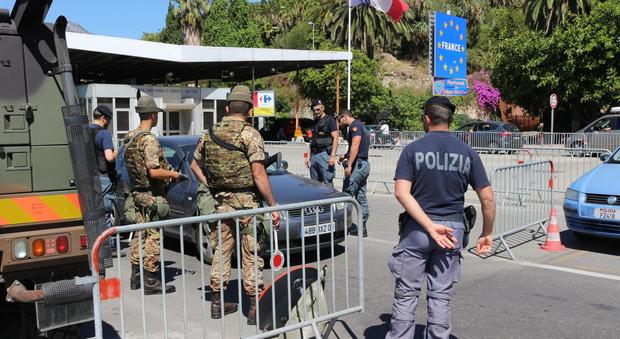 "Una bomba al mercato", paura a Ventimiglia: negozi e banche evacuate, allarme rientrato