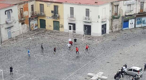 Napoli in zona rossa ma a piazza Mercato si gioca a calcio: intervengono i carabinieri
