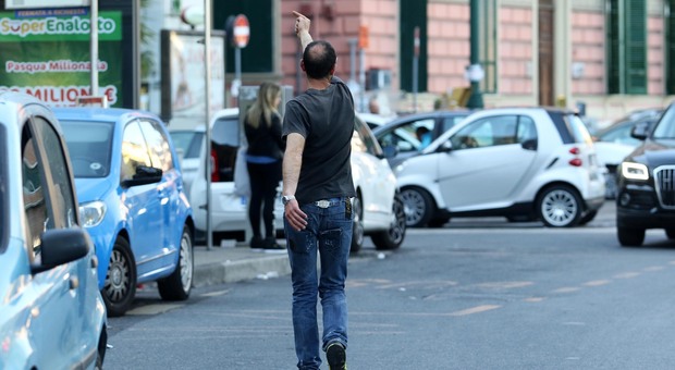 Parcheggiatori abusivi a Napoli: 4 denunce tra il Vasto e la zona Mercato