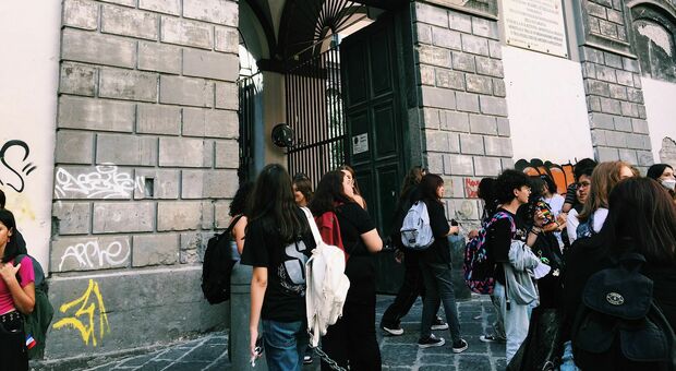 Napoli, primo giorno di scuola senza restrizioni: «Così torniamo a respirare»