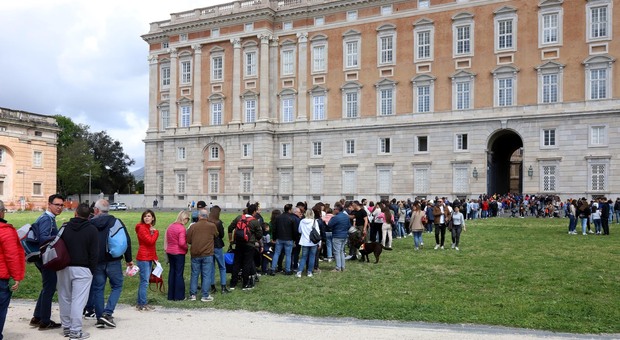 Fila di turisti alla Reggia di Caserta per il 25 aprile