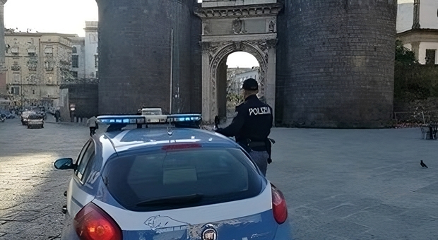 L'intervento della polizia a Porta Capuana