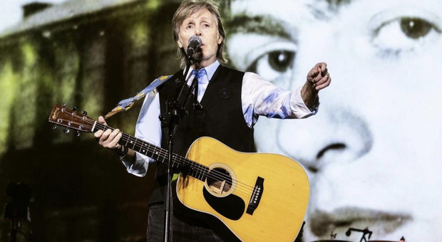 Paul McCartney, il cantante dei Beatles entra nella storia: è il primo musicista a diventare miliardario in Gran Bretagna