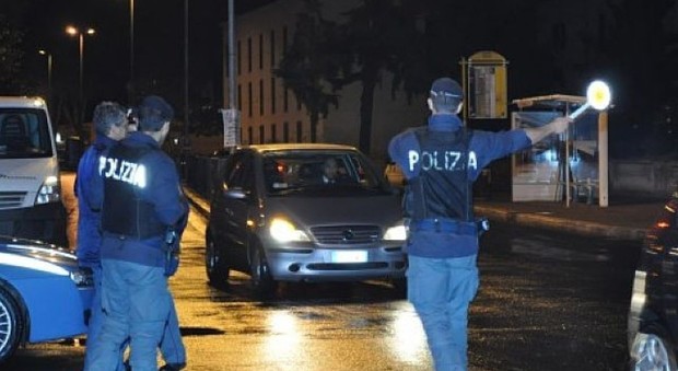 Ancona: l’auto non si ferma, inseguita a tutto gas e bloccata dalla polizia