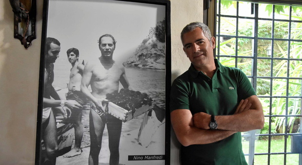 Luca Manfredi vicino alla foto del padre Nino nella sua casa a Collicello di Amelia