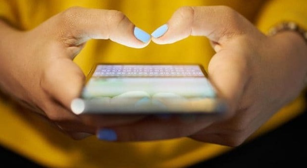 Smartphone, l'allarme del posturologo: «Boom di rizoartrosi al pollice, il dito più usato per scrivere sui display»