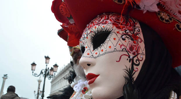 Sequestrate 17.000 maschere di Carnevale in negozi quasi tutti gestiti da stranieri