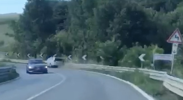 L'Aquila, ha un malore alla guida e fa slalom tra le auto in corsa: il video choc ripreso da un automobilista