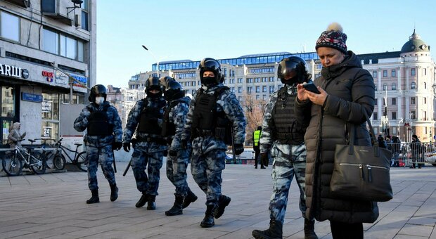 La paura è anche in Russia: a San Pietroburgo si cercano i rifugi anti-aerei e nelle scuole arriva il manuale di guerra