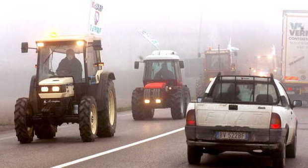I trattori degli agricoltori "occupano" la Romea: «No alla Mestre-Orte»