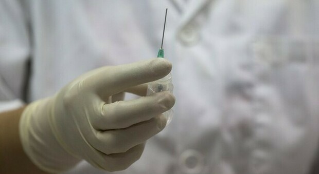 In quarantena in un hotel, centinaia di ospiti dovranno fare il test per l'Hiv: rischio contaminazione per l'uso errato dei test del sangue