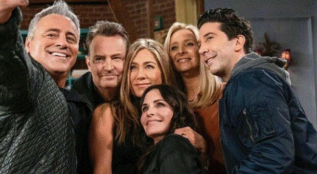 Matthew Perry, la reunion del cast di Friends per ricordarlo: dove e quando rivedere gli amici tutti insieme