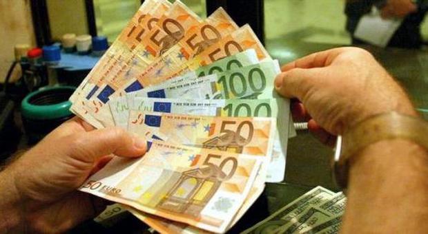 «Abbiamo uno spray della Cia per duplicare i soldi»: imprenditore consegna 42mila euro ai truffatori
