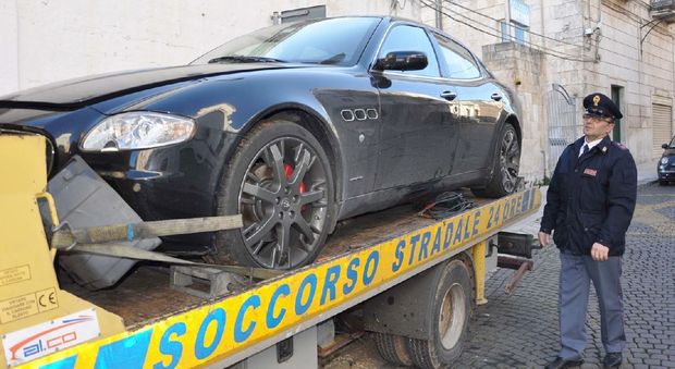 Tra i cespugli la Maserati: caccia ai ladri dei bolidi