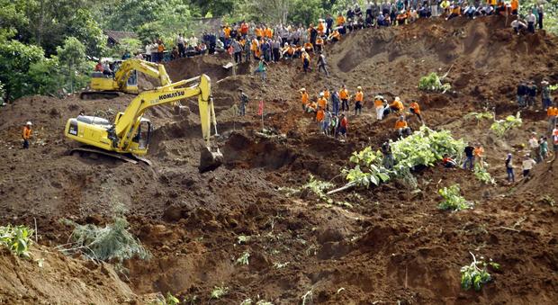 Frana a Java: distrutto un intero villaggio, si cercano 38 dispersi