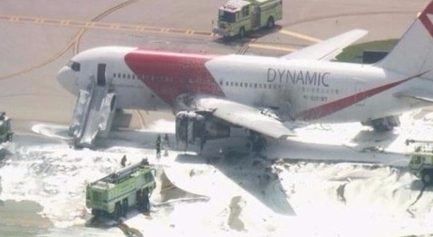 Usa, aereo prende fuoco in pista in fase di decollo: almeno 14 feriti