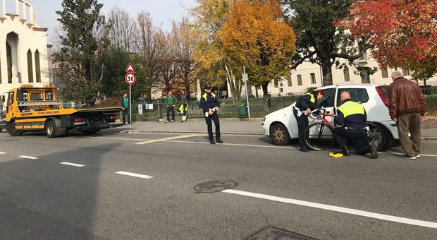 Treviso, la portiera dell'auto si apre: impatto violento con la bici, muore un uomo