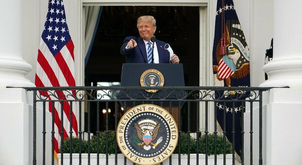Trump sul balcone della Casa Bianca senza mascherina: «Sto bene». Biden negativo all'ultimo test