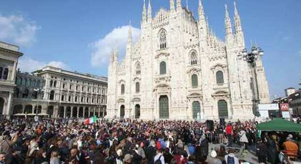 Milano, centinaia di no vax in piazza Duomo senza mascherina