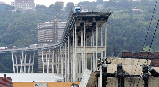Genova, la Procura acquisisce video e documenti: «Ipotesi attentato alla sicurezza dei trasporti»