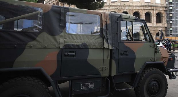 Roma, marocchino di 38 anni lancia benzina su un mezzo dell'esercito. Arrestato