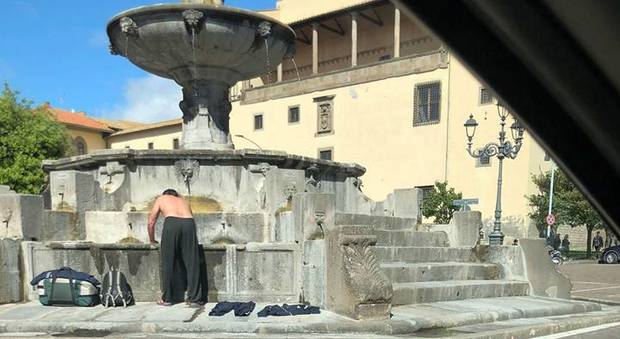 Il bucato nella fontana di piazza della Rocca a Viterbo