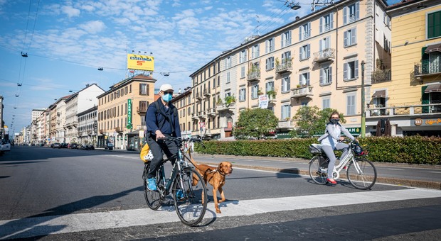 Piste ciclabili e incentivi, Milano riparte dalla bicicletta: il piano del Comune per “alleggerire” i mezzi