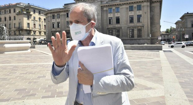 Virus, il prof Crisanti: «Si doveva chiudere solo la Lombardia e vigilare sulle altre zone del Paese»