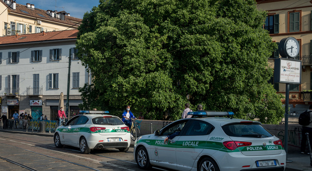 Milano, i vigili derubavano i pusher e rivendevano la droga sequestrata: quattro agenti arrestati