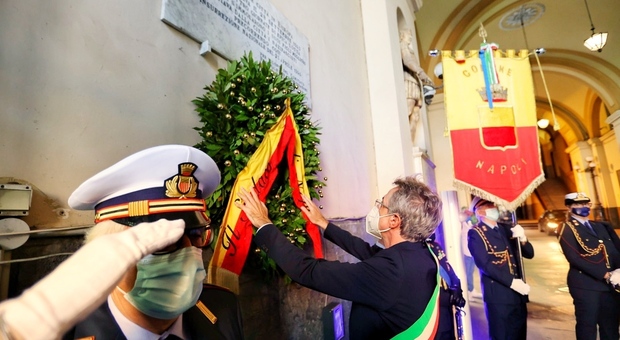 Incendiata la corona delle Quattro giornate di Napoli: «Un atto gravissimo»