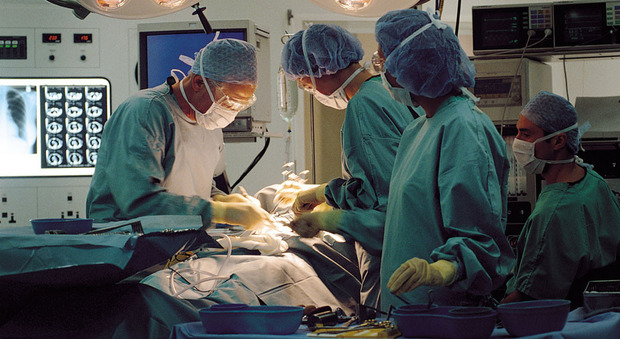 Operazione cardiaca "irregolare": a processo medico e operatore scientifico