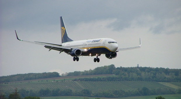 Gb, atterraggio da incubo per un volo Ryanair: un passeggero filma gli attimi di panico