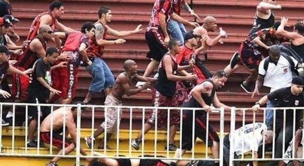 Orrore in Brasile: scontri tra tifosi un disabile di 15 anni in fin di vita