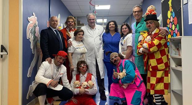 Vinicio Togni con i clown del Circo Nazionale e i medici dell'ospedale Santobono