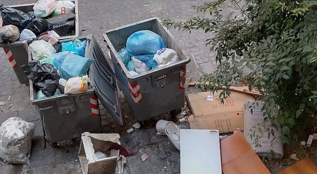 A Napoli i rifiuti di Roma, ira social sul sindaco de Magistris: «Pensi a ripulire la città»
