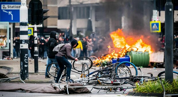 Olanda in rivolta contro il coprifuoco: terzo giorno di proteste, centinaia di arresti. Il Governo: «Violenza criminale»