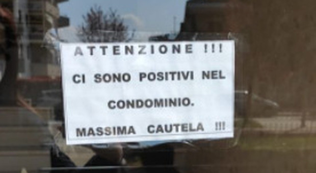 Milano, cartello sul portone del condominio: «Attenzione, qui abitano positivi», è bufera: «Come ai tempi della peste»