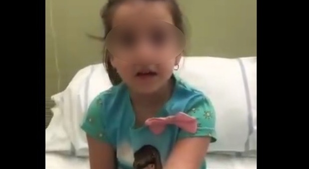 Bambina morsa da una vipera salvata dai poliziotti. Il tenero video: «Il tuo sorriso è il regalo più bello»