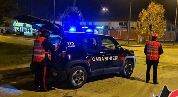 Scatena il caos in un bar di Jesi e aggredisce i carabinieri: la serata ferisce in cella