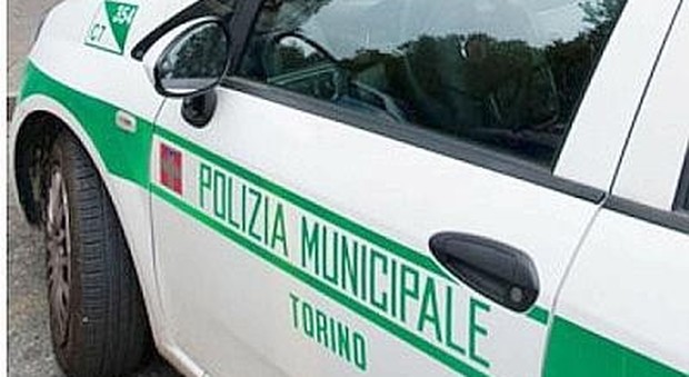 Torino, prende la multa con l’autovelox: reagisce e investe i vigili