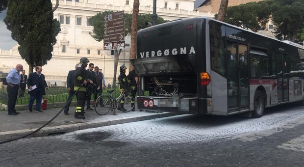 Un autobus dell'Atac andato a fuoco in Centro