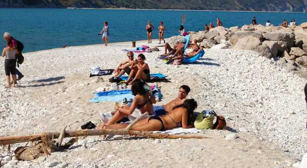 Spiagge e ristoranti pieni: Portonovo non s’arrende sembra d’essere in estate
